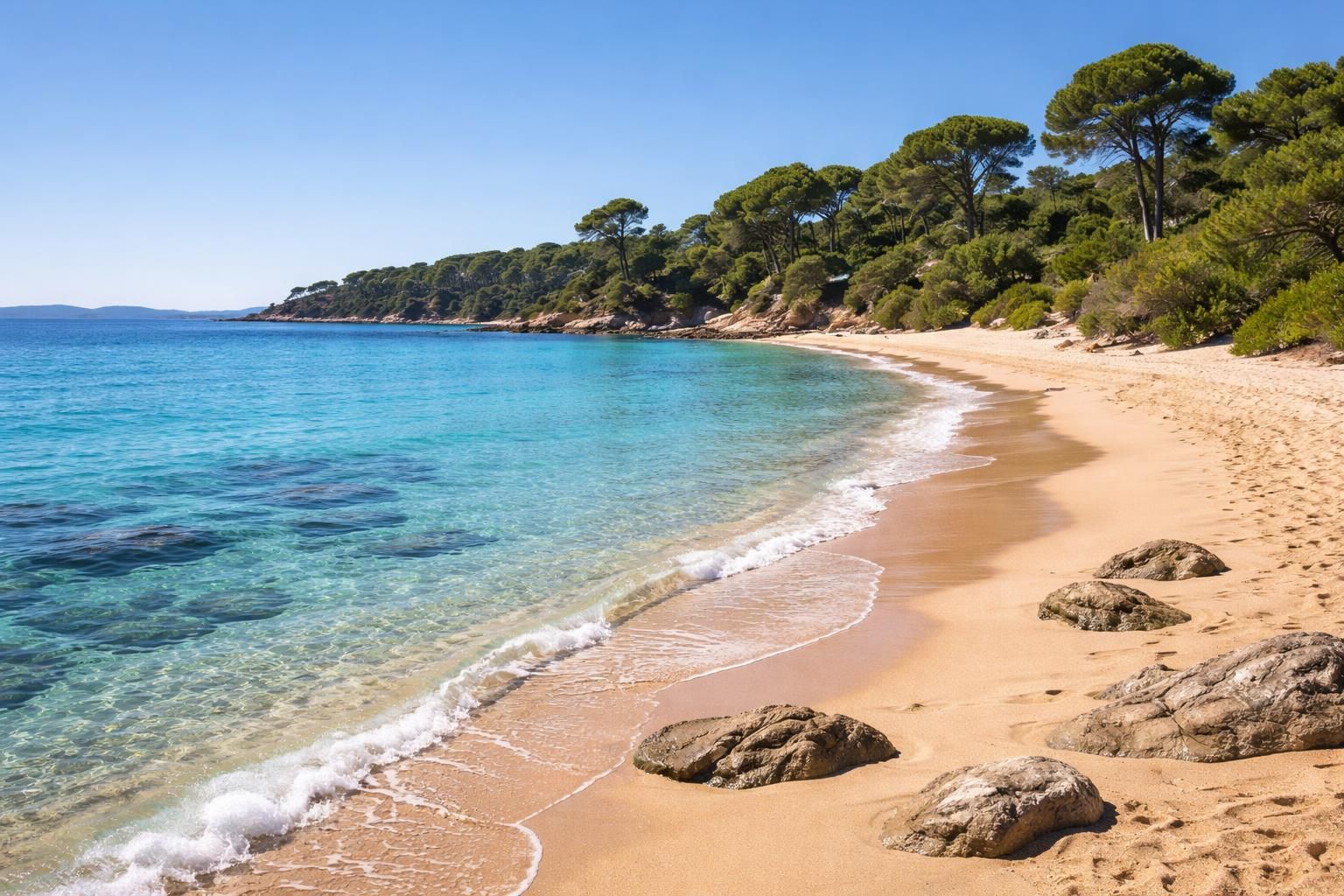 découvrez la plage de l'argentière à la londe-les-maures, un véritable coin de paradis où détente, sable fin et eaux turquoise vous attendent pour des moments inoubliables.